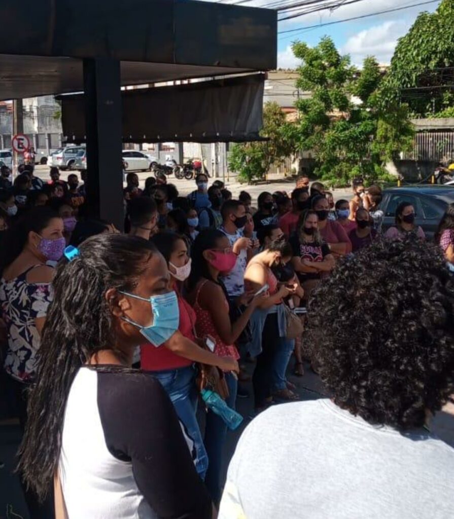 Funcionarios da AlmaViva fazem manifestacao na porta da empresa nesta terca feira 16 2