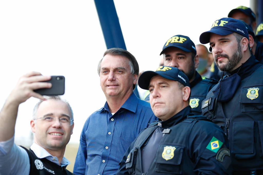 Governo Bolsonaro pede autorizacao ao STF para priorizar profissionais da seguranca na vacinacao