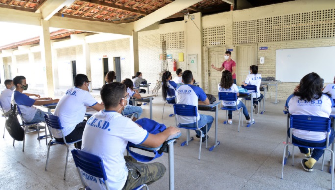 Governo adia retorno as aulas