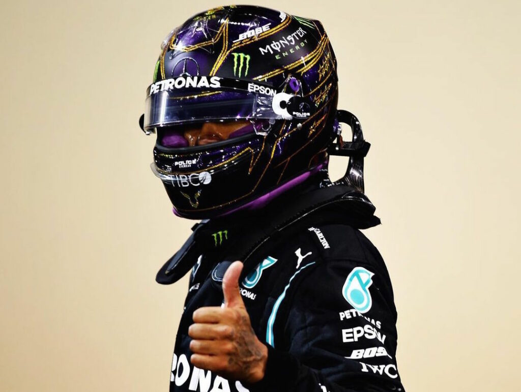 Hamilton segura Verstappen em abertura epica de temporada na Formula 1