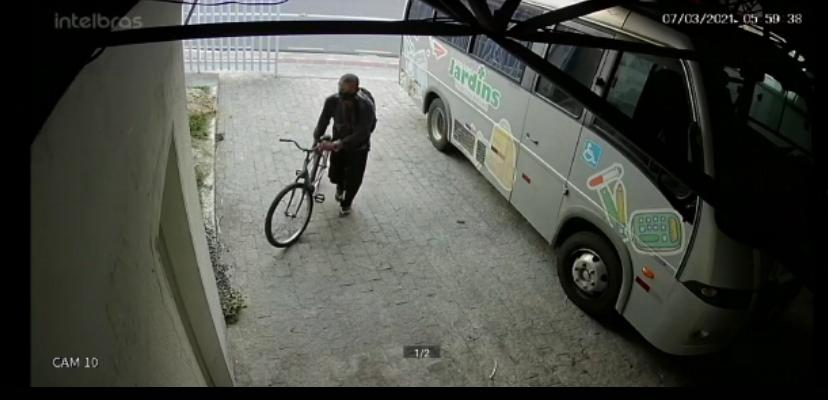Imagens mostram momento que suspeito ateia fogo no onibus do colegio Jardins veja video 1