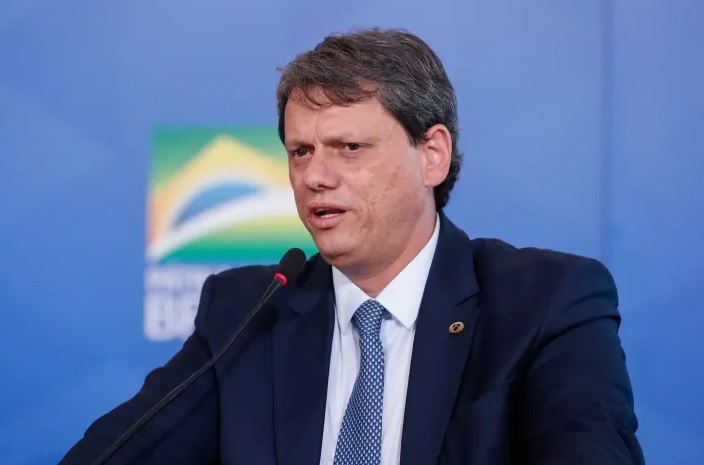Mulher do ministro da Infraestrutura tem cargo de mais de R 20 mil na Embratur