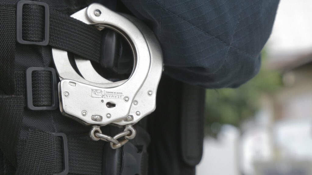 Mulher e presa com posse de arma de fogo ilegal em Japoata