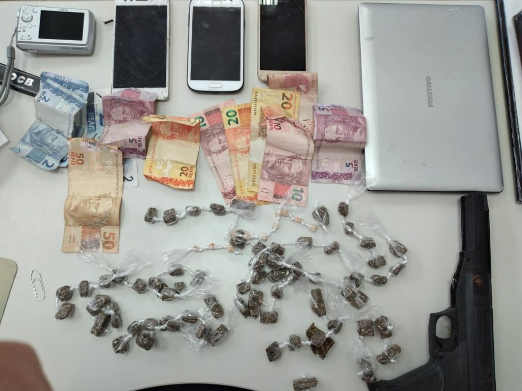 Mulher suspeita de trafico de drogas e presa em Maruim