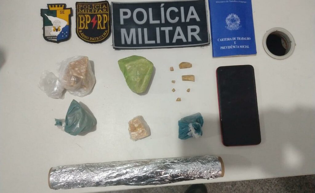 Mulher suspeita de trafico de drogas e presa no bairro Coqueiral e1615381199121