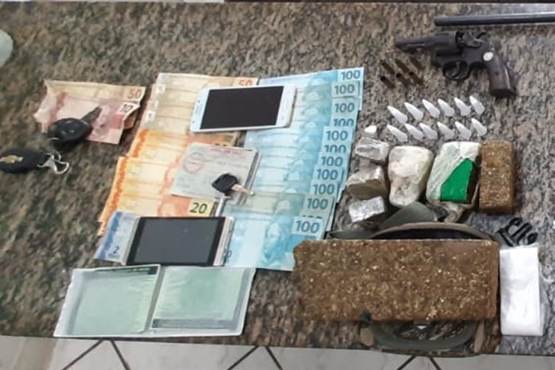 Operacao policial prende suspeitos de envolvimento em trafico de drogas homicido e roubo em Gloria