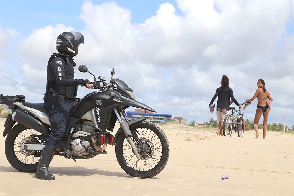 Orgaos da prefeitura seguem fiscalizando acesso as praias e abertura do comercio em Aracaju neste domingo 28