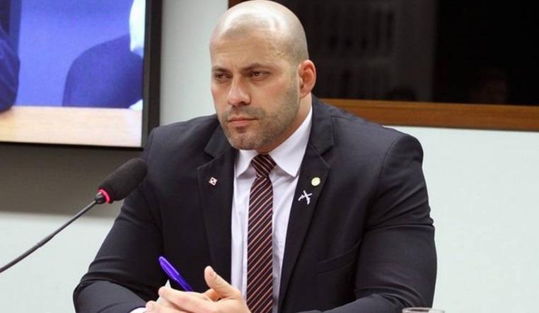 PF informa que cameras flagraram assessores entregando celulares a Daniel Silveira na prisao