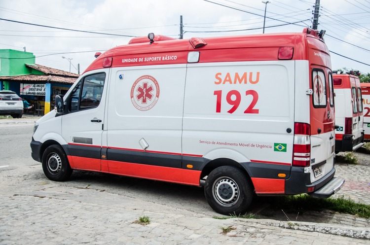 Paciente espera mais de duas horas em ambulancia ate ser transferido para UTI de Propria