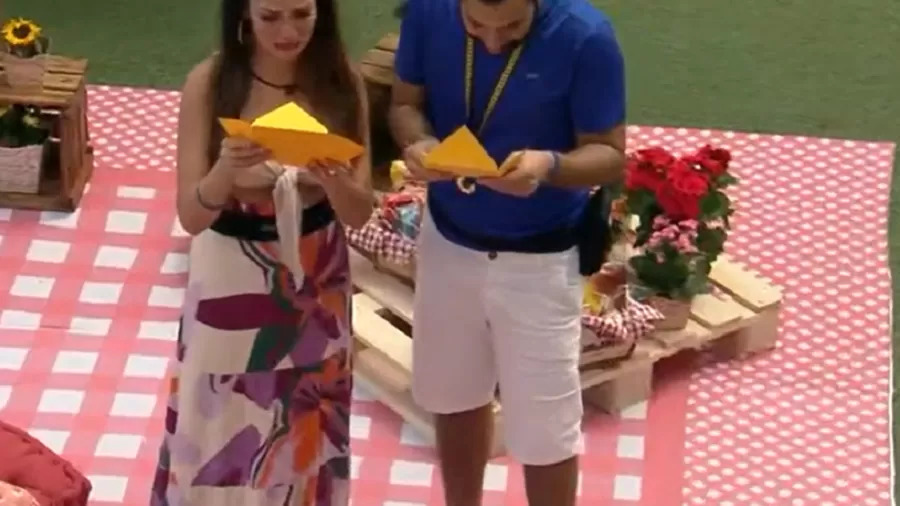 Participantes do BBB recebem mensagens de fas e se emocionam