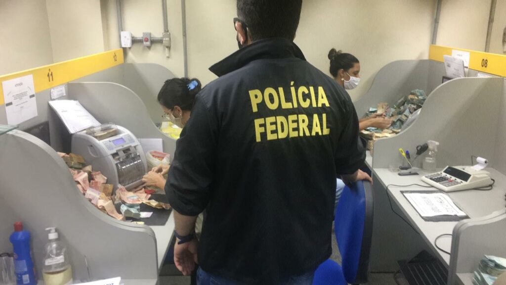 Policia Federal ainda conta dinheiro apreendido na operacao contra Esporte Net em Sergipe Veja video