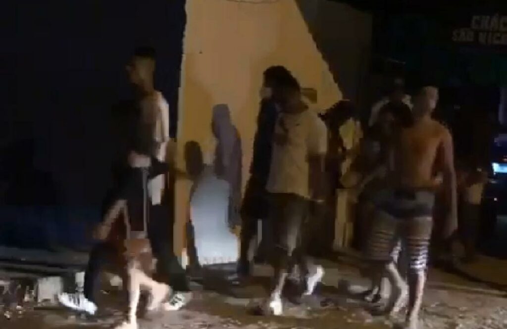 Policia acaba com festa clandestina com mais de 50 pessoas no Mosqueiro veja video