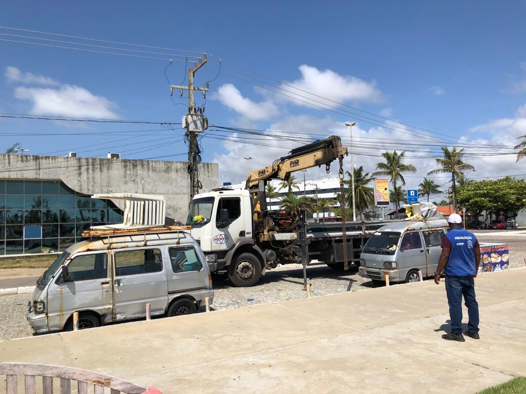 Prefeitura retira carros que usavam espaco da Orla de Atalaia de forma irregular