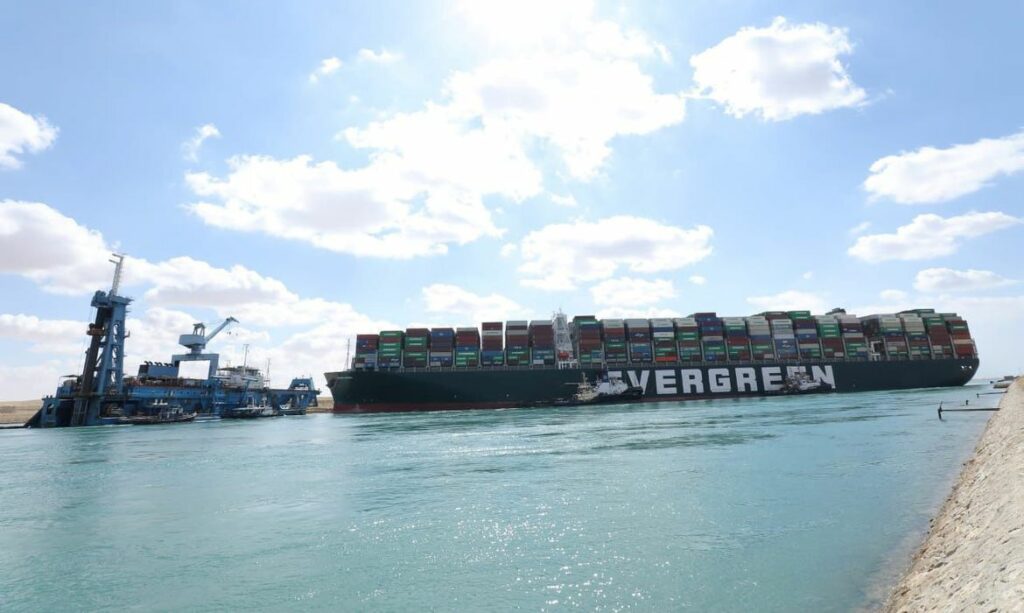 Remocao de porta conteineres da margem pode liberar Canal de Suez