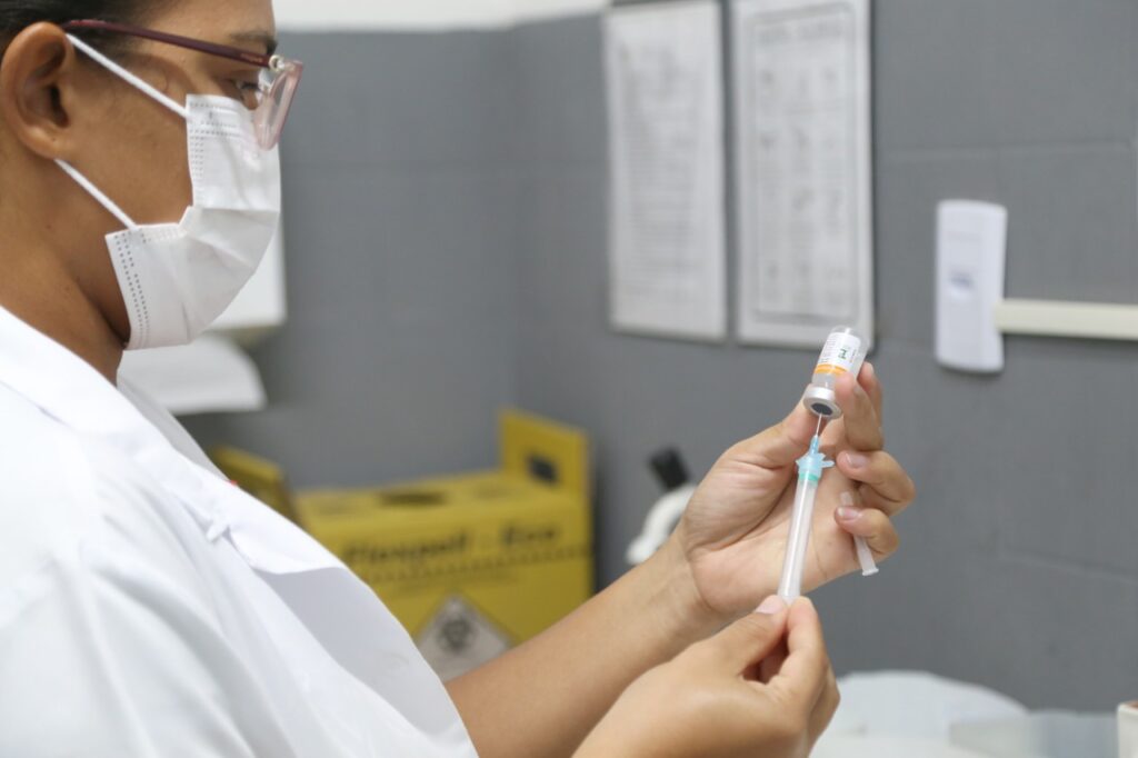 SMS realiza testes RT PCR em pacientes assintomaticos no estacionamento da UBS Calumby Filho em Aracaju