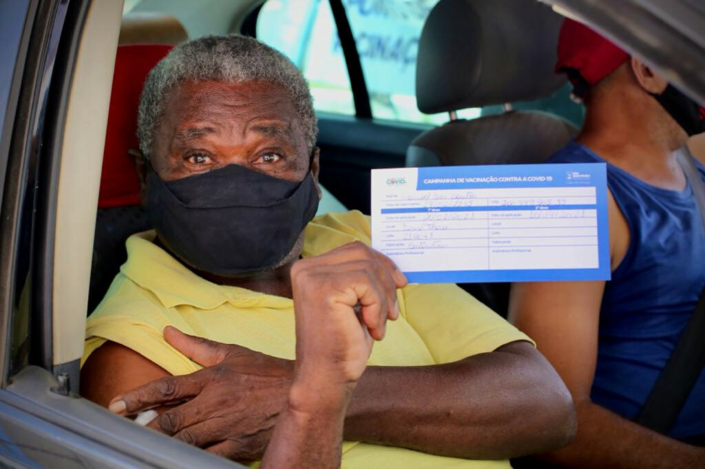 Sao Cristovao vacina idosos com 70 anos ou mais em drive thru nesta quarta 24