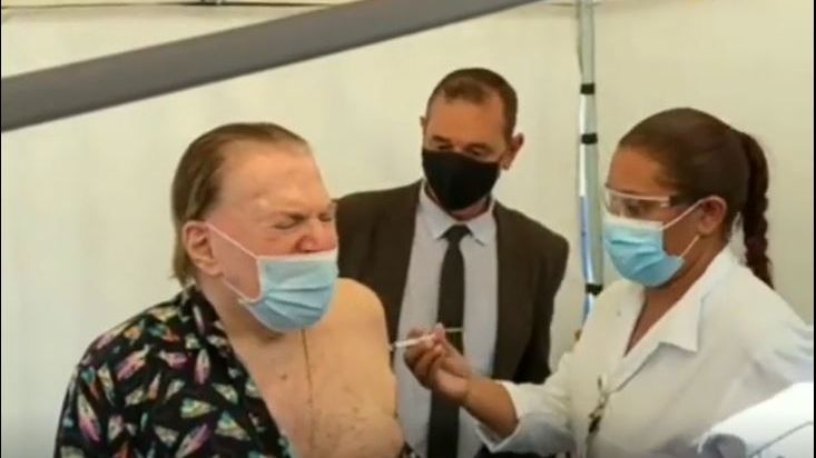 Silvio Santos recebe segunda dose de vacina contra covid 19