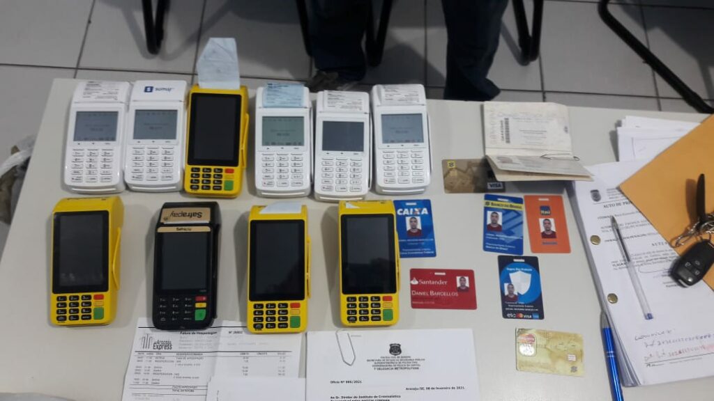 Suspeitos de estelionato qualificado sao presos pela policia em Aracaju