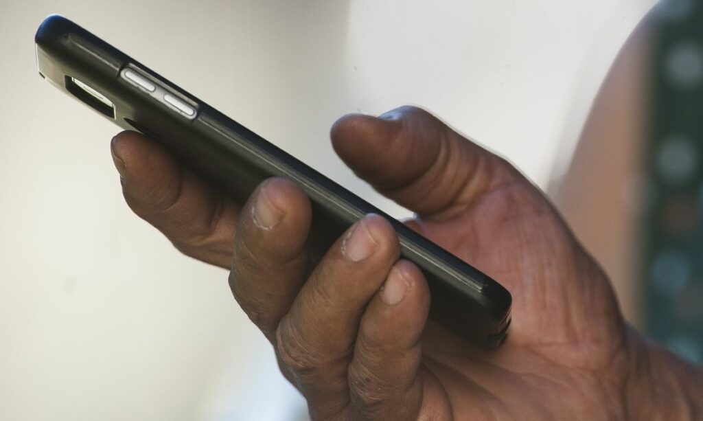 Vacina contra covid 19 vira forma de paquera em apps de namoro no Brasil