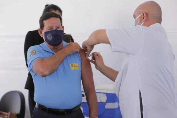 Vice presidente Mourao e vacinado contra a covid 19