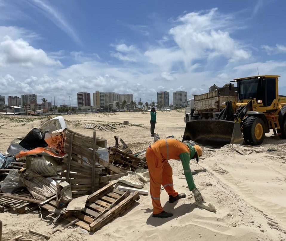 Apos ordem de desocupacao comerciantes retiram barracas da Praia Cinelandia