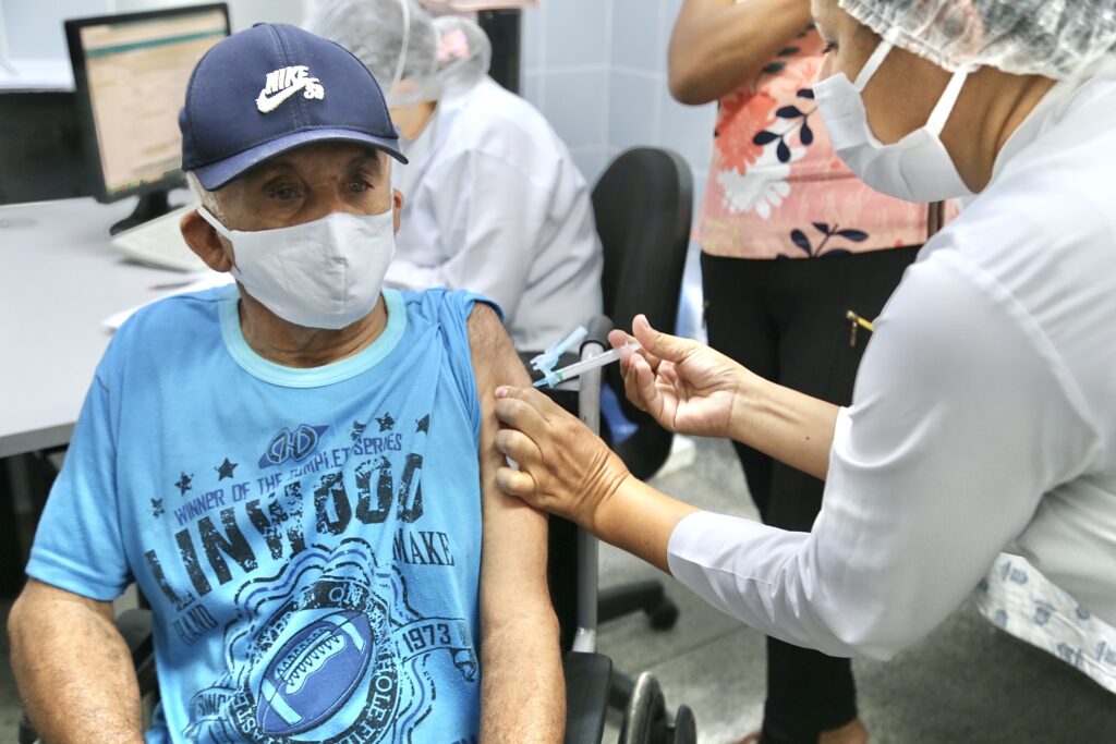 Aracaju inicia vacinacao contra covid 19 em idosos de 62 anos neste domingo 11