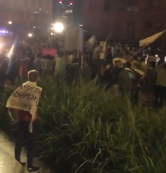 Argentina tem noite de protesto contra restricoes e fechamento de escolas veja videos