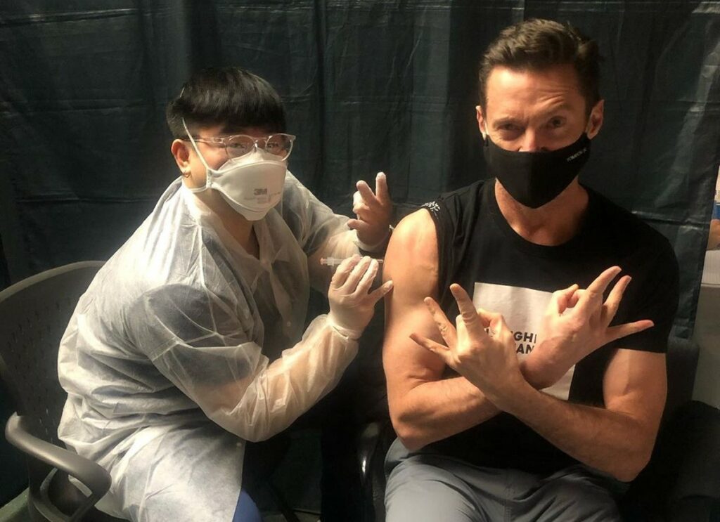 Ator de Wolverine Hugh Jackman e vacinado contra covid 19