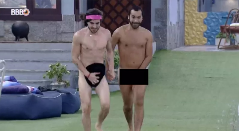 BBB21 Gilberto e Fiuk dao selinho e pulam pelados na piscina para comemorar volta do paredao