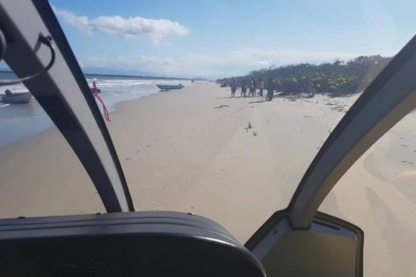 Barco vira no mar e tripulantes sao salvos por crianca de seis anos