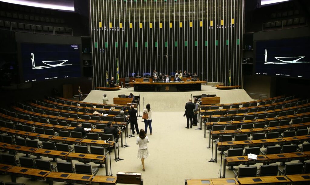 Camara pode votar projeto que autoriza compra de vacinas por empresas nesta terca 6