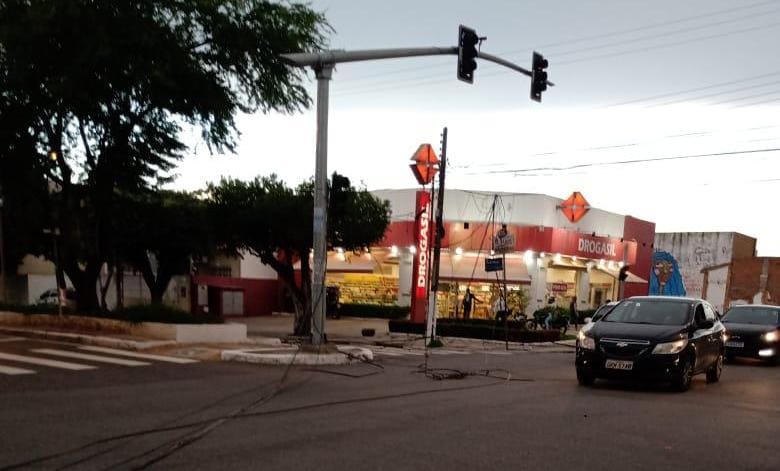 Caminhao derruba fiacao na Avenida Augusto Maynard e deixa transito congestionado