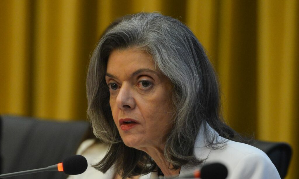 Carmen Lucia da cinco dias para Lira se manifestar sobre impeachment de Bolsonaro