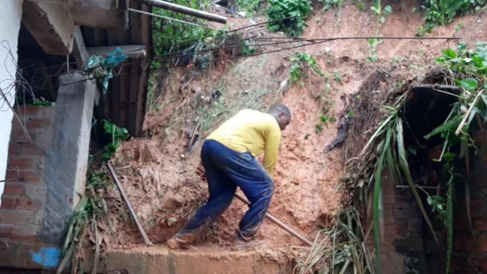 Casas sao atingidas por barro apos deslizamento em Salvador