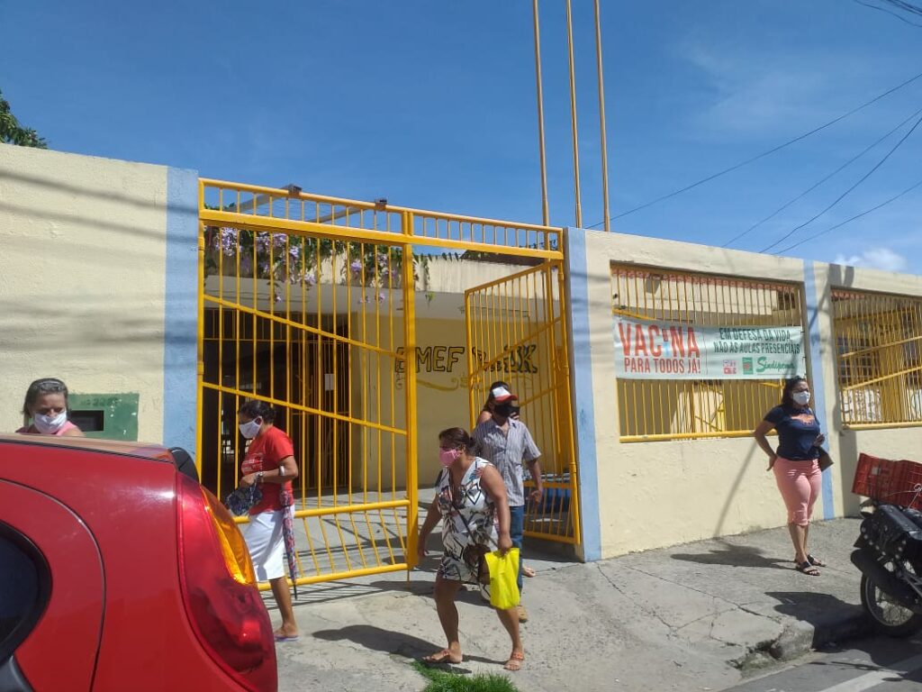 Confusao marca primeiro dia de vacinacao em idosos de 63 anos na Coroa do Meio Veja videos 1