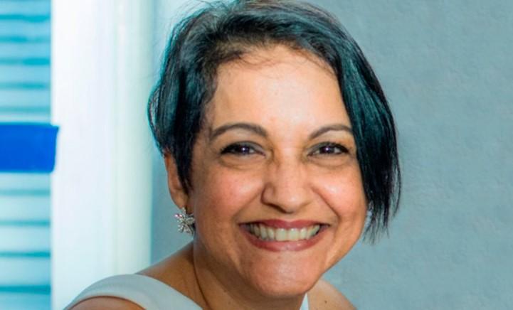Dubladora de Arlequina Iara Rica morre aos 56 anos de AVC
