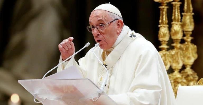Em vigilia de Pascoa papa diz esperar renascimento pos pandemia
