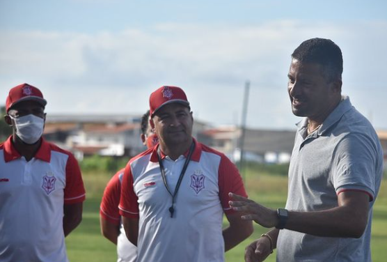 Ex Fluminense Whasington visita treino do Sergipe para motivar atletas no confronto contra o Confianca