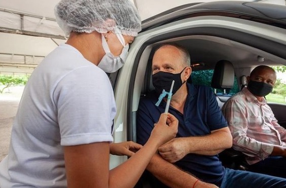 Governador Belivaldo Chagas recebe primeira dose da vacina contra covid 19