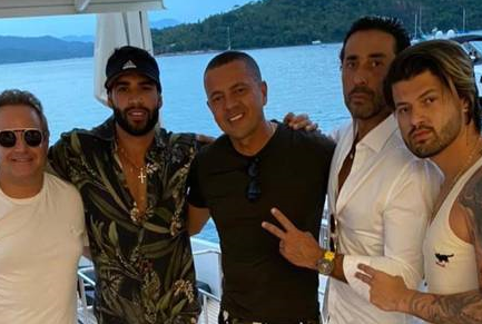 Gusttavo Lima reune amigos e Andressa Suita em passeio de Iate veja imagenss