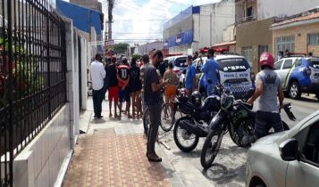 Homem e assassinado a tiros dentro da propria casa no Siqueira Campos