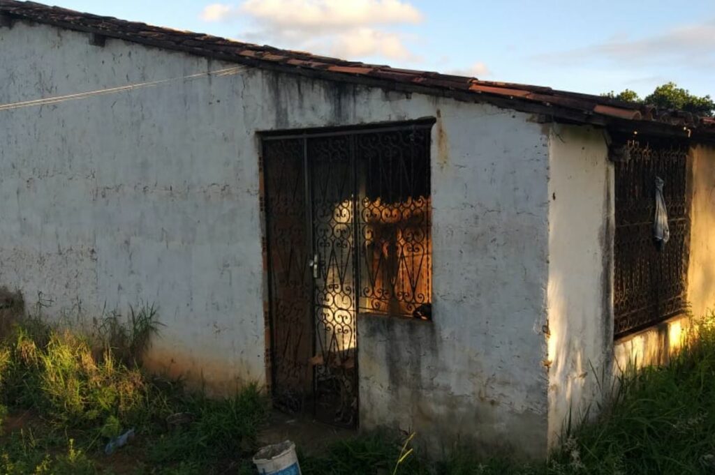 Homem e preso em flagrante por manter oito caes presos sem comida e agua em Malhador