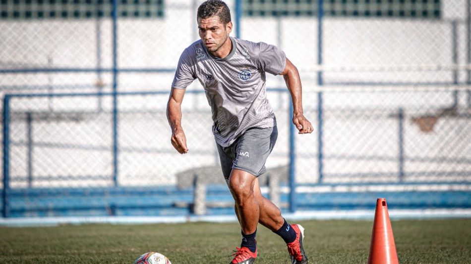 Lateral esquerdo do Confianca desfalca o time ate 2022 devido a nova lesao no joelho