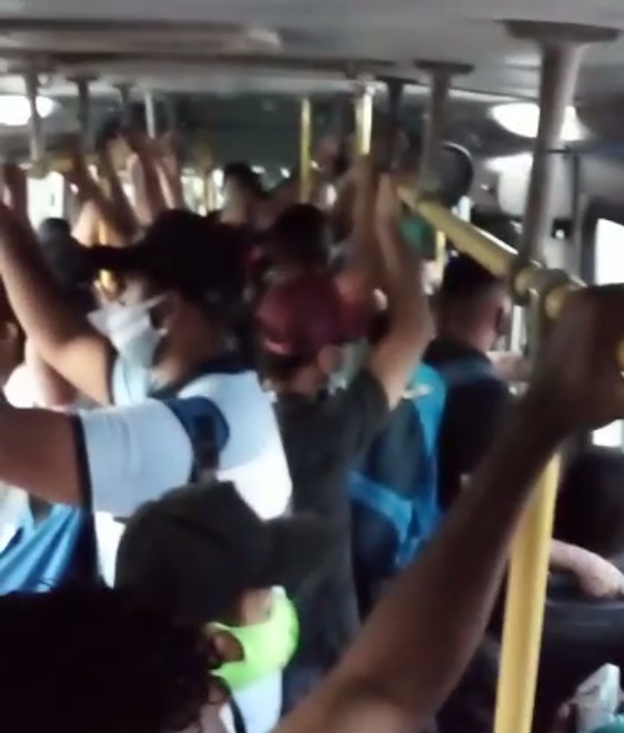 Leitor flagra aglomeracao em onibus mesmo com escalonamento do comercio em Aracaju veja video