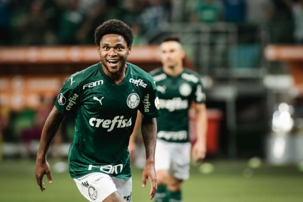 Luiz Adriano atacante do Palmeiras atropela homem na porta de shopping em Sao Paulo veja video