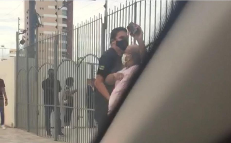 Manifestantes fazem protesto contra pastores da Igreja Quadrangular em Aracaju radialista e agredido por diacono