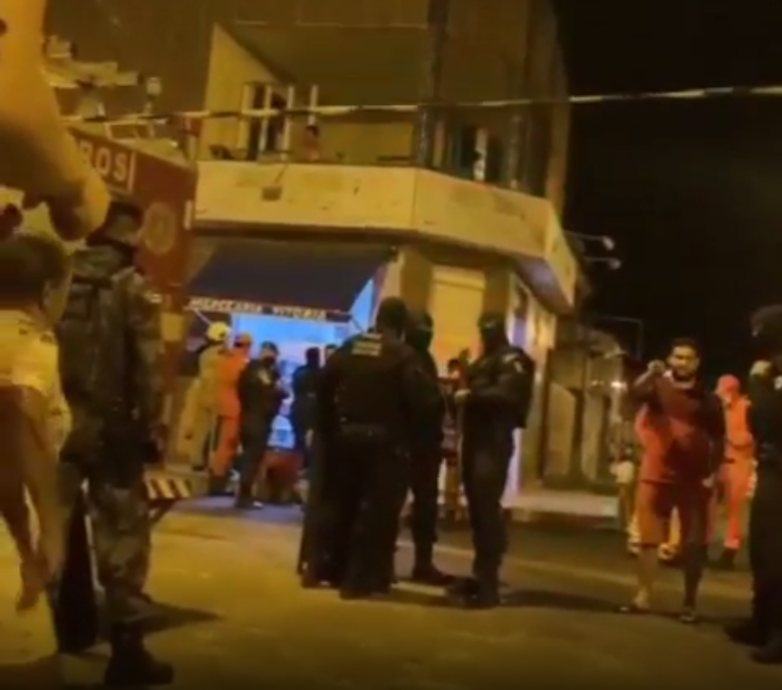 Militares sao acionados apos mulher ter ataque de furia apos ser deixada por companheiro no bairro Industrial veja video