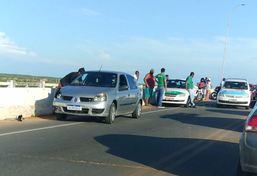 Motorista sem habilitacao passa mal e causa acidente na ponte do Rio do Sal em Socorro