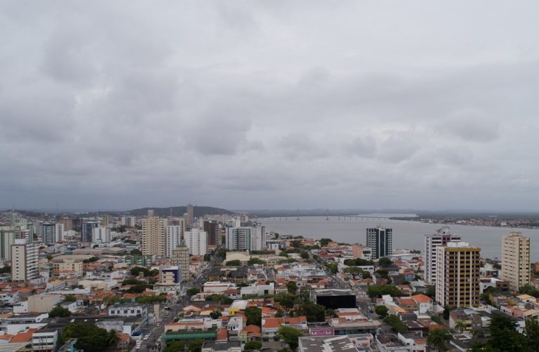 Pico da mare alcanca ate 23 metros nesta terca 27 em Sergipe Aracaju tem tempo chuvoso e maxima de 30oC