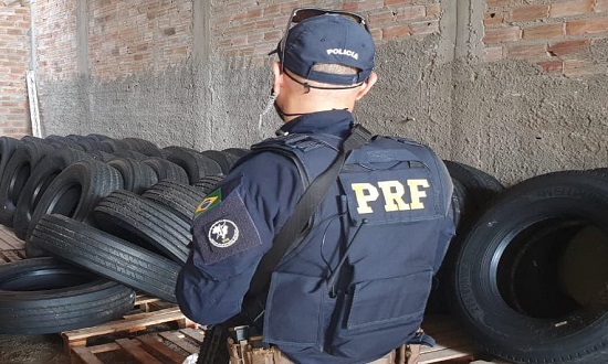 Pneus avaliados em R 170 mil sao apreendidos pela PRF em Itabaiana